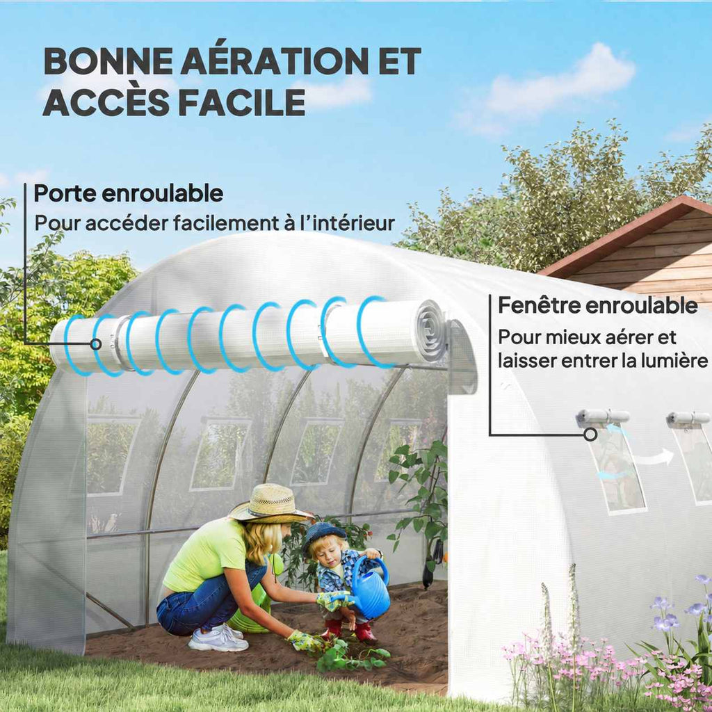 Bâche blanche avec porte et fenêtres enroulées, femme et enfant à l’entrée