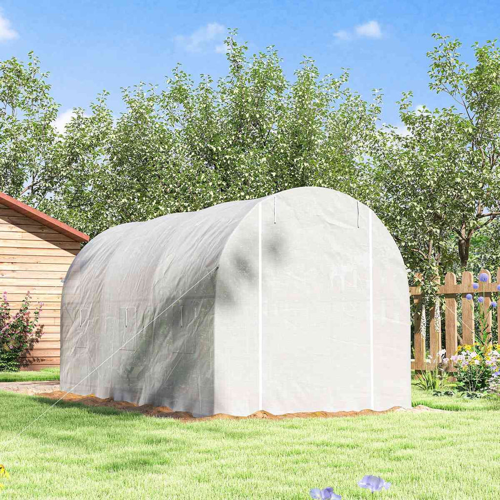 Serre tunnel blanche dans un jardin avec sa porte fermée