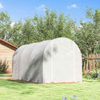 Serre tunnel blanche dans un jardin avec sa porte fermée