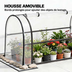 Housse de mini serre amovible posée au sol sur plusieurs plantes en pots