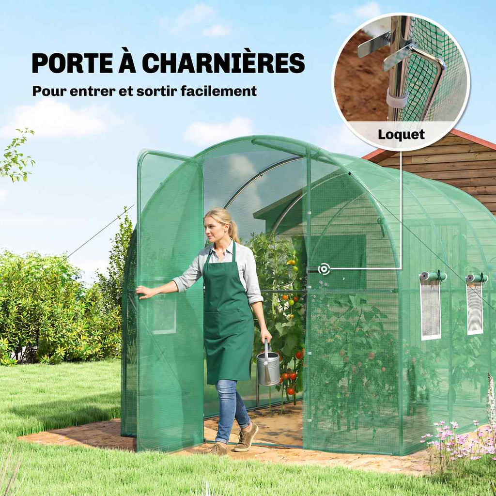 Femme ouvrant la porte battante de la serre tunnel, avec détail du verrou