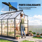 Personne devant la porte coulissante de la serre gris foncé
