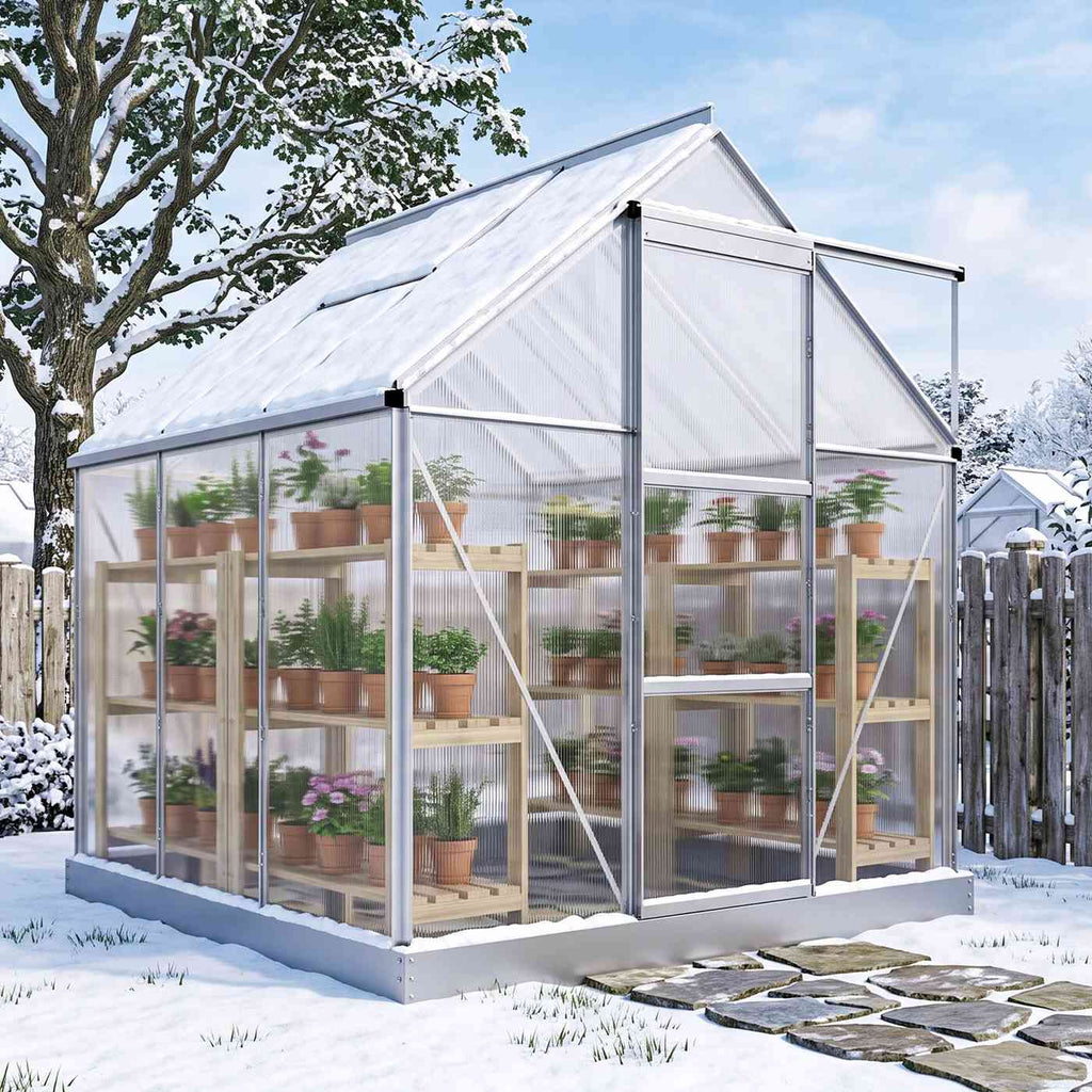 Serre en polycarbonate entourée de neige