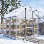 Serre en polycarbonate entourée de neige