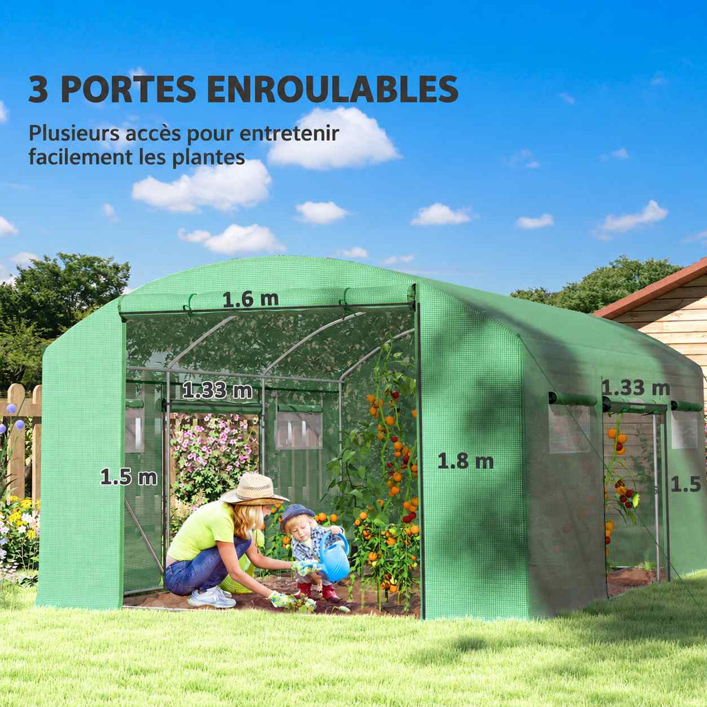 Femme et enfant jardinant devant la serre tunnel à trois ouvertures