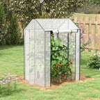 Serre blanche avec tomates près d’une clôture