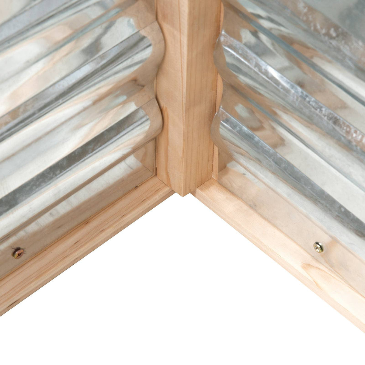 Gros plan intérieur d’un angle du bac en bois et métal