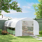 Grande serre tunnel blanche installée dans un jardin