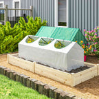 Mini serre blanche dans un bac potager en bois, une partie de la housse relevée