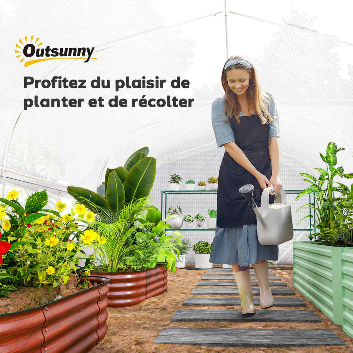 Femme arrosant des plantes dans une grande serre tunnel blanche