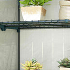 Gros plan sur une étagère grillagée et les plantes de la serre de balcon