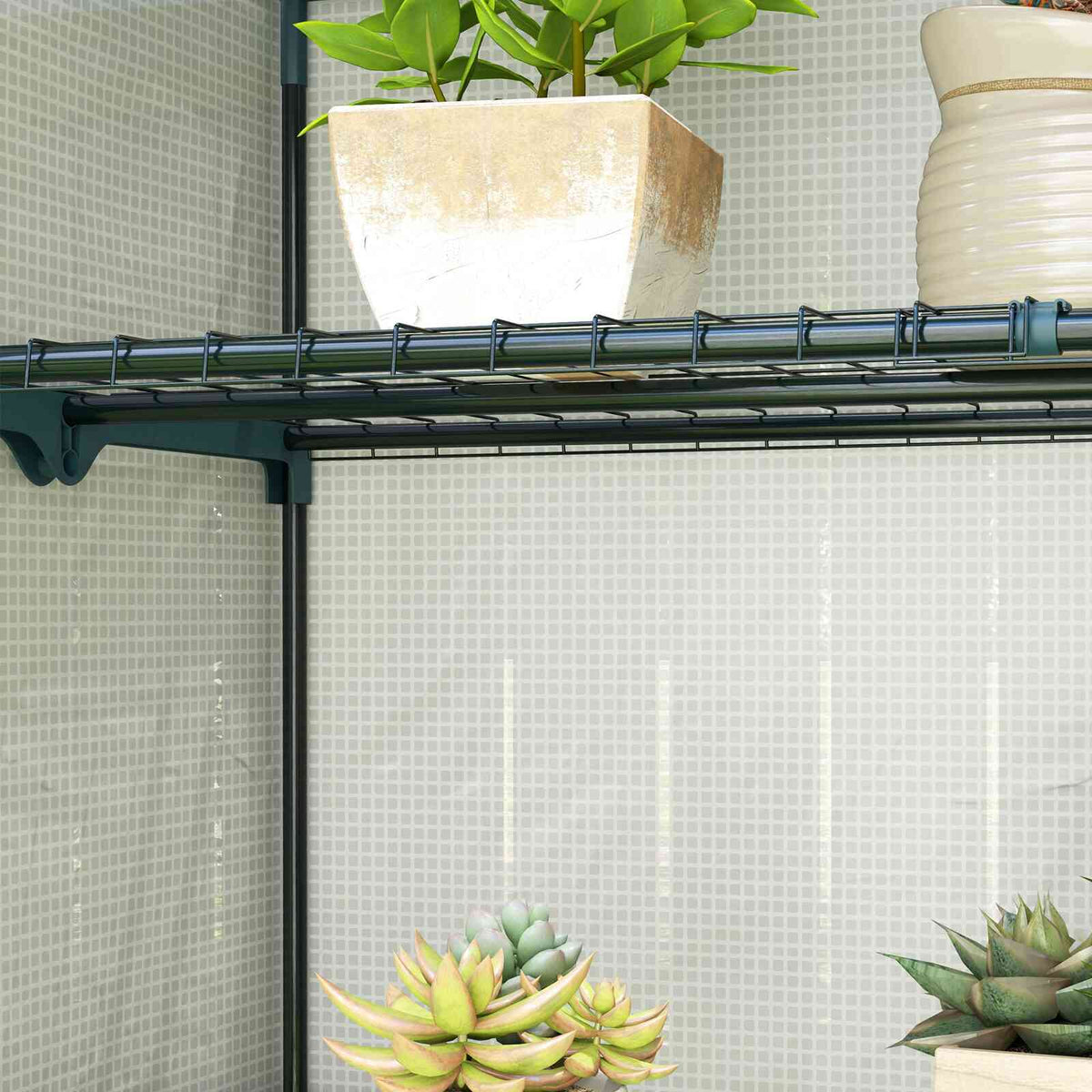 Gros plan sur une étagère grillagée et les plantes de la serre de balcon