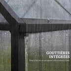 Gros plan sur une gouttière de la serre noire sous la pluie