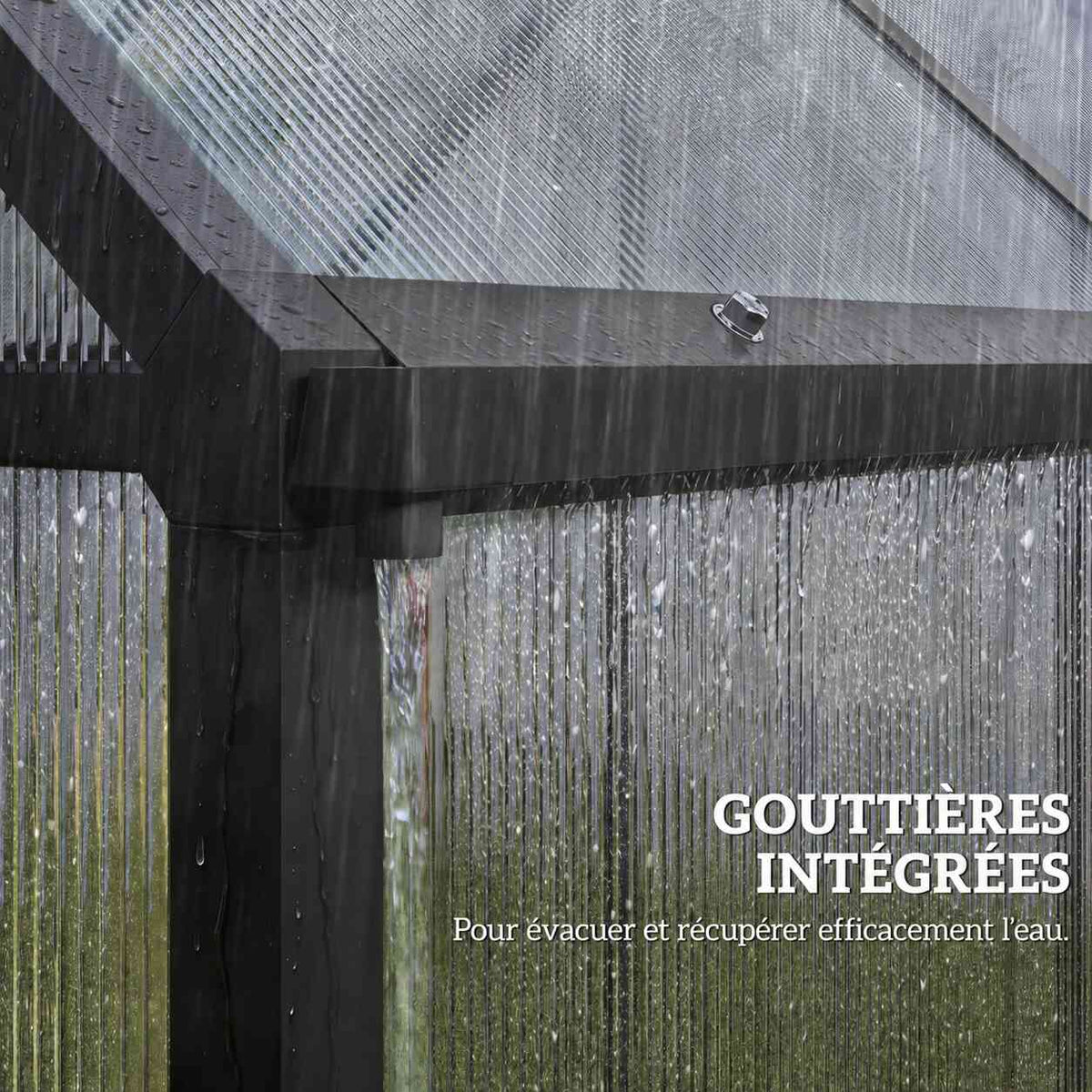 Gros plan sur une gouttière de la serre noire sous la pluie