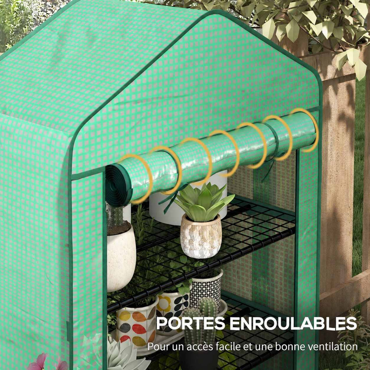 Gros plan de la porte enroulée au-dessus des plantes