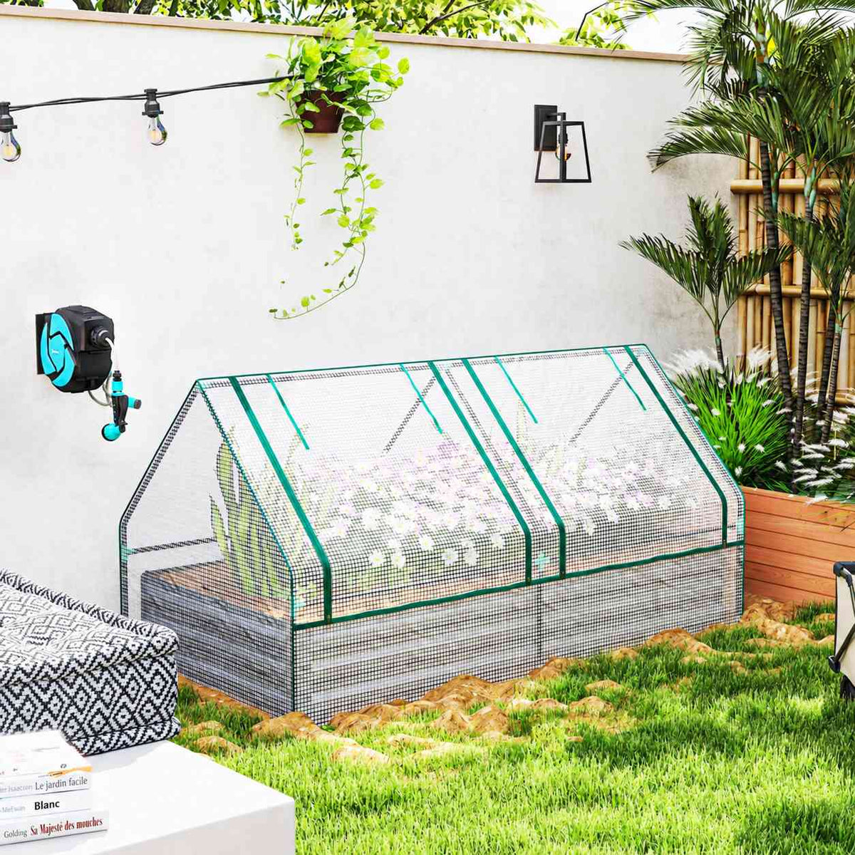 Bac potager argenté avec housse de serre et fleurs contre un mur blanc