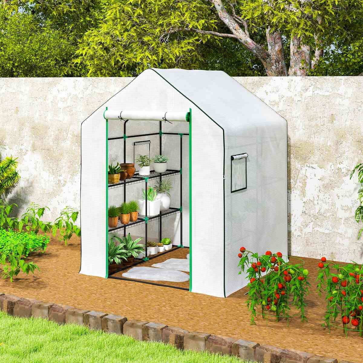 Serre blanche à étagères installée près d’un mur dans le jardin