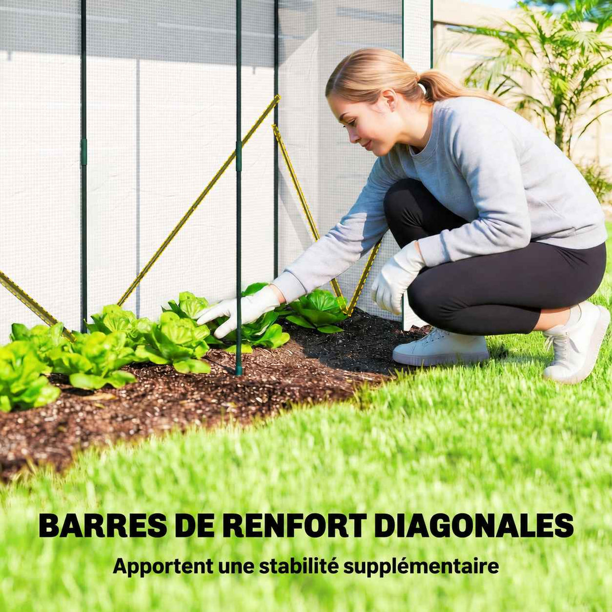 Femme jardinant dans la serre blanche avec détail d’un renfort diagonal