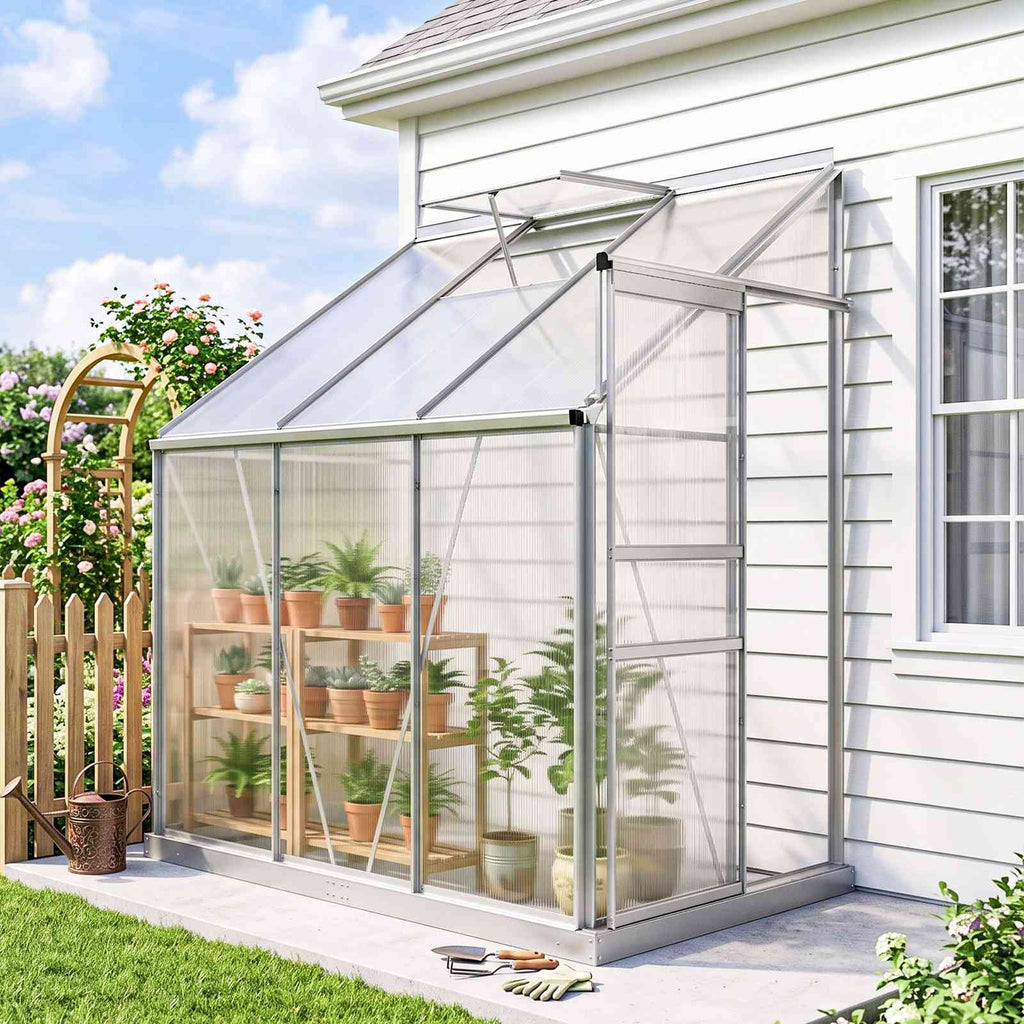 Serre adossée à une maison avec étagères de plantes en pots