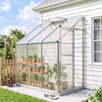 Serre adossée à une maison avec étagères de plantes en pots
