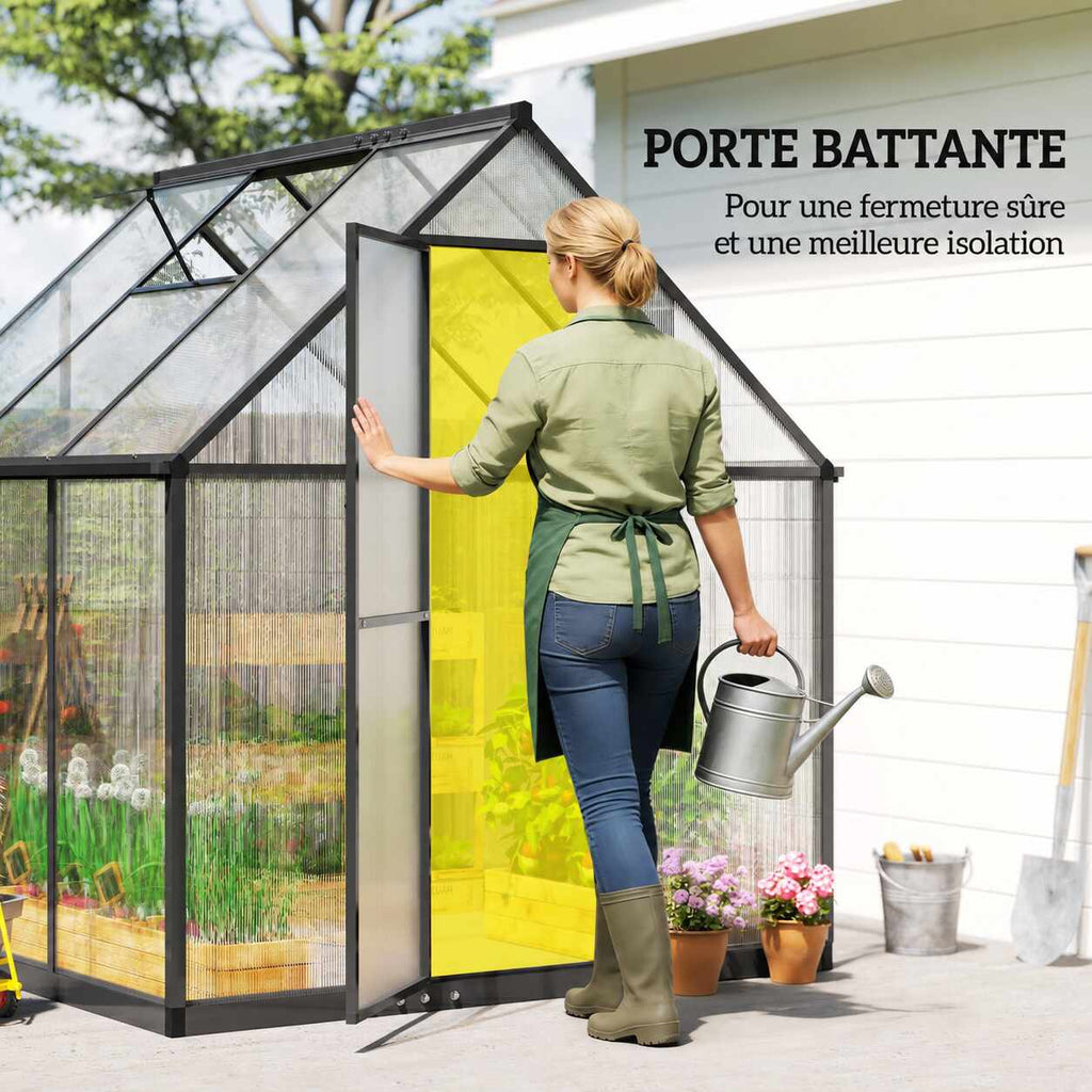 Femme ouvrant la porte battante de la serre avec un arrosoir à la main