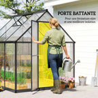 Femme ouvrant la porte battante de la serre avec un arrosoir à la main