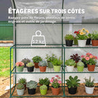 Détail des étagères grillagées de la serre avec plantes en pots