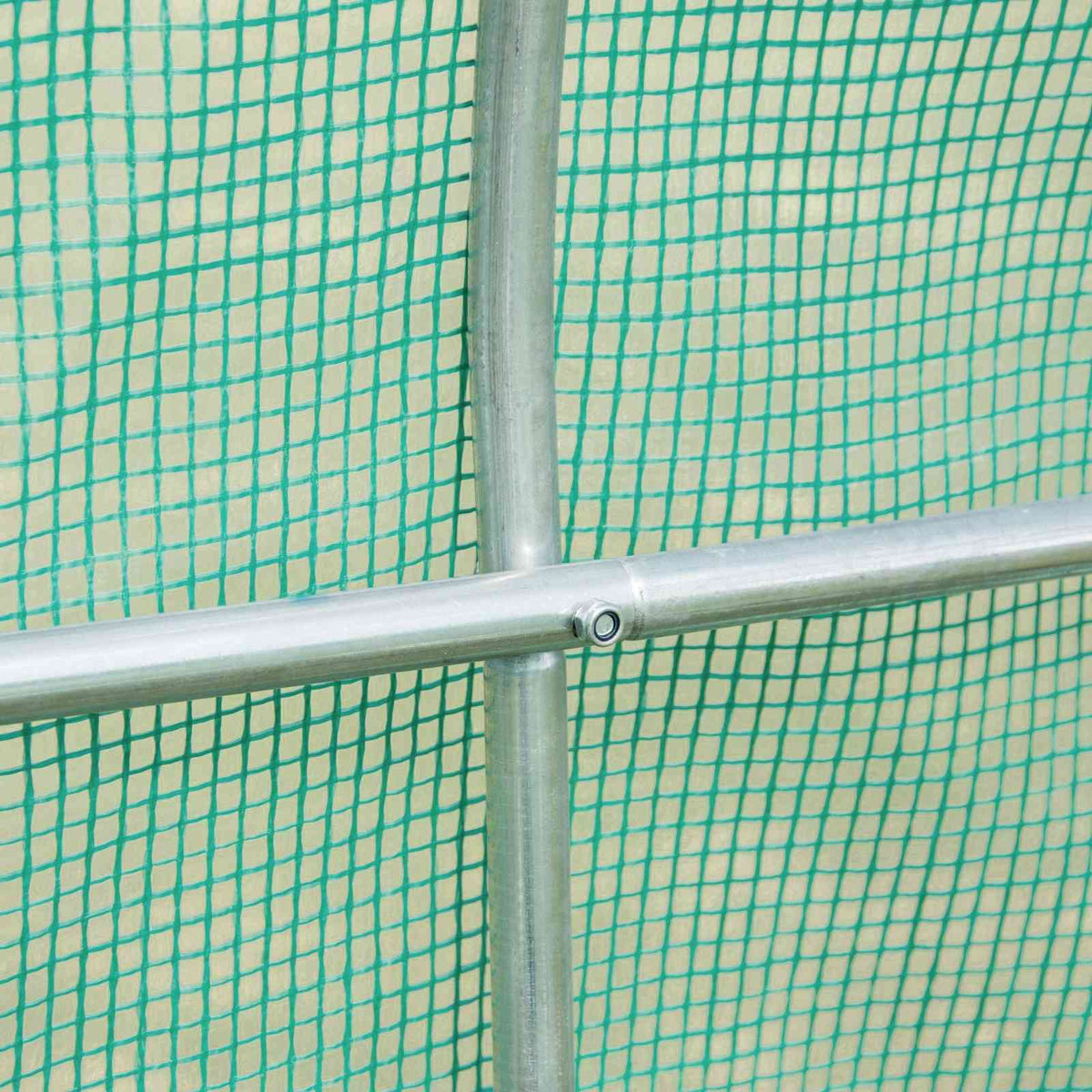 Raccord vissé entre les tubes de l’armature de la serre tunnel