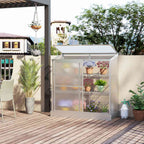 Serre argentée garnie de fleurs sur une terrasse en bois