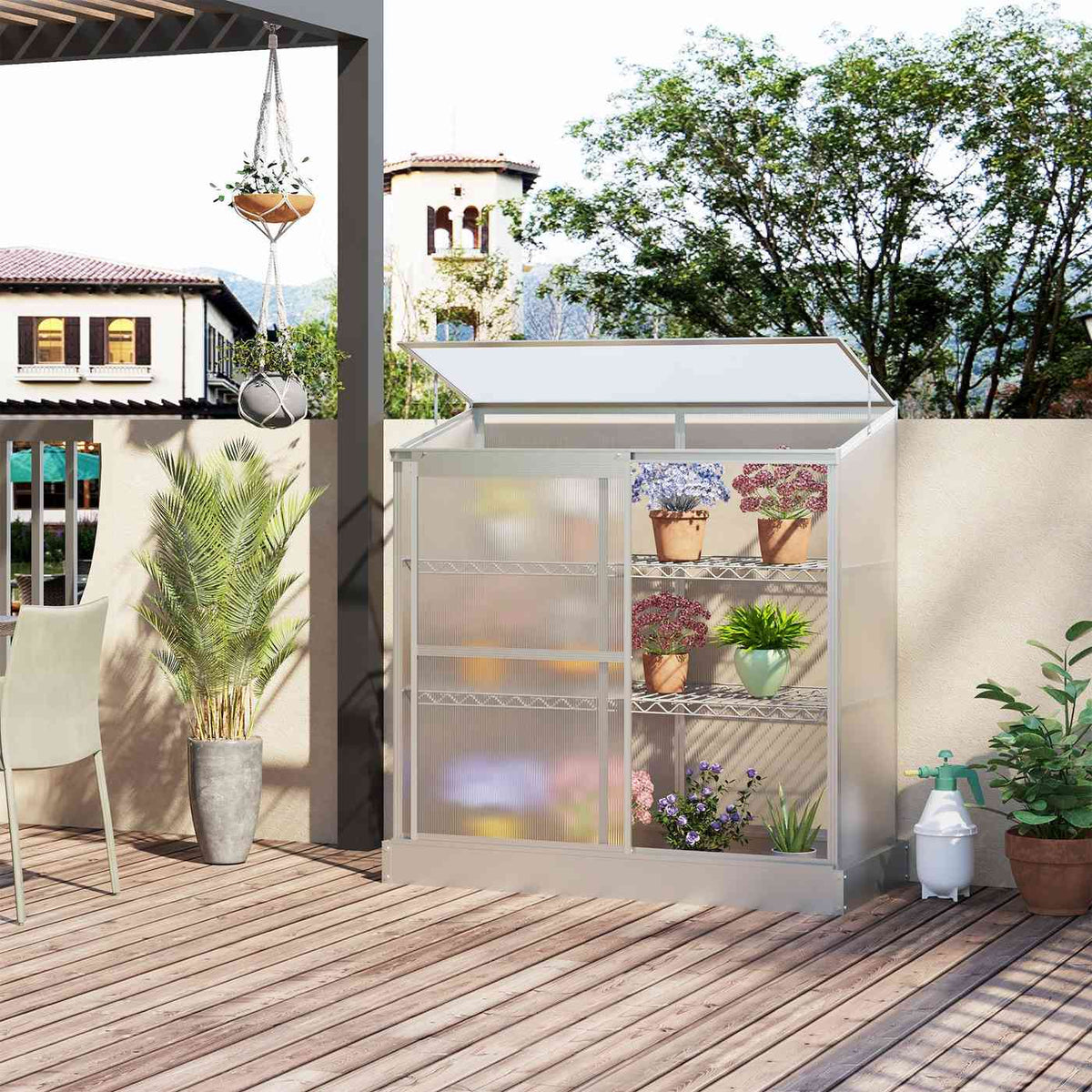 Serre argentée garnie de fleurs sur une terrasse en bois