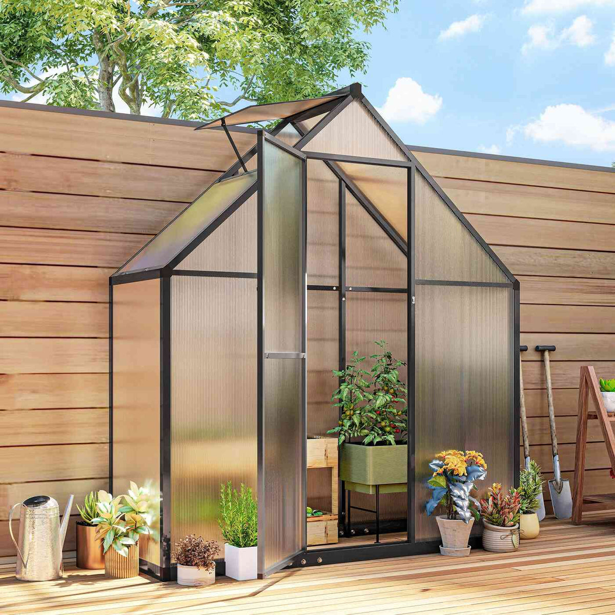 Serre étroite noire à porte ouverte, entourée de plantes sur une terrasse