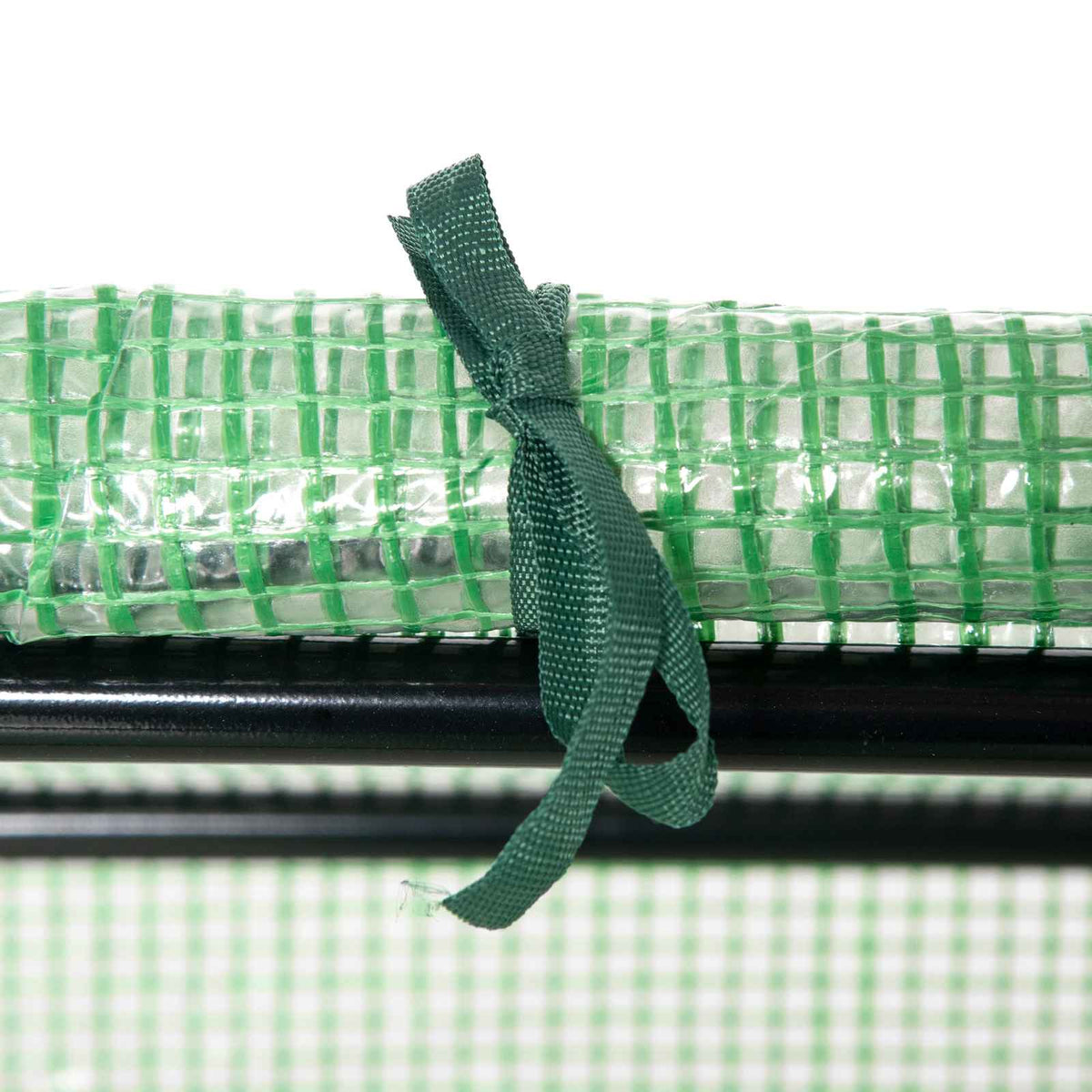 Attache nouée maintenant une fenêtre de la mini-serre enroulée