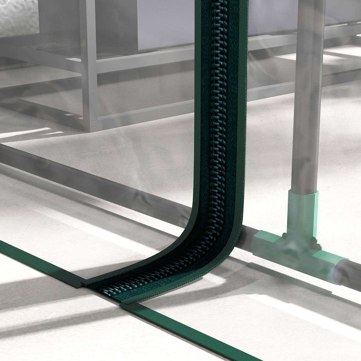 Gros plan sur la fermeture éclair d’une porte de la serre adossée transparente