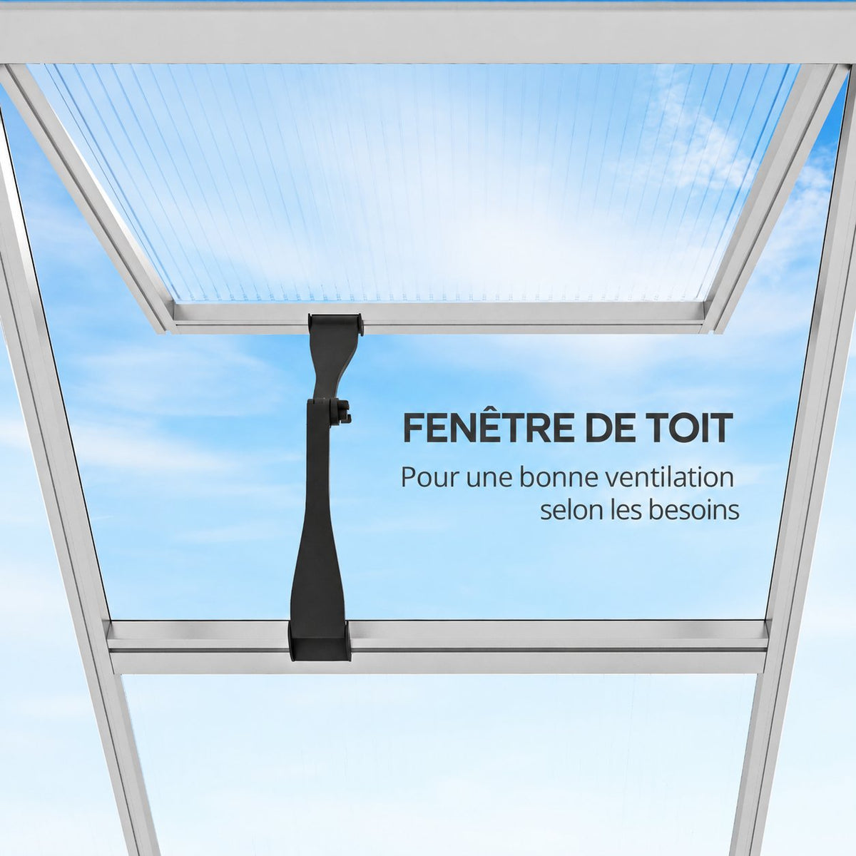 Lucarne de toit de la serre ouverte sur le ciel