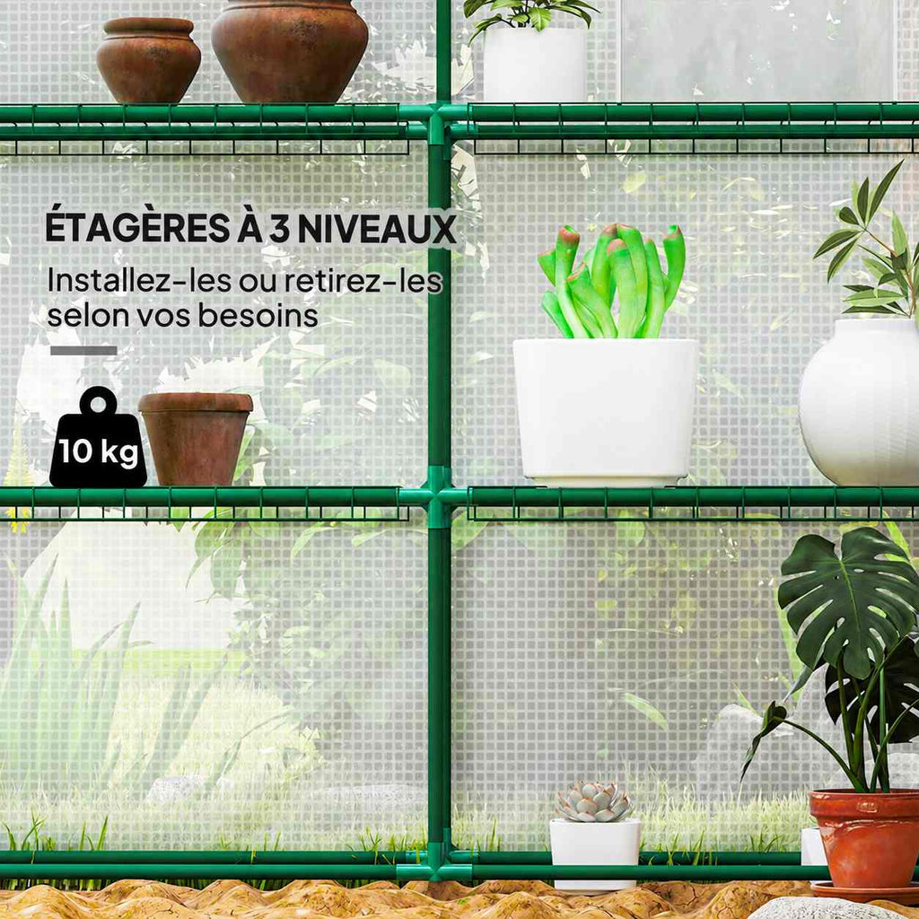 Détail de trois niveaux de tablettes avec plantes en pots