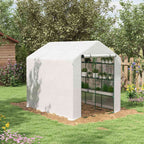 Serre blanche avec plantes sur étagères dans un jardin