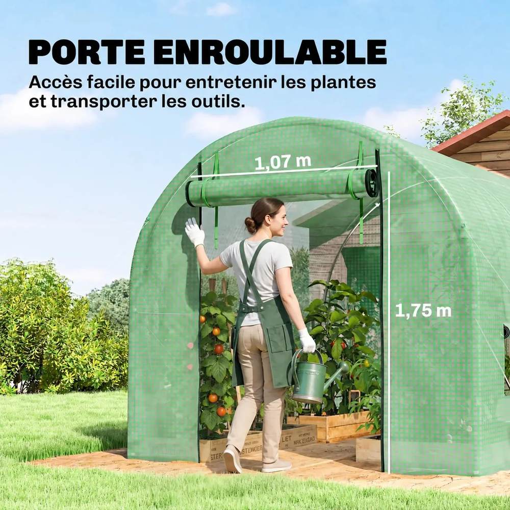 Jardinière entrant dans la serre verte avec un arrosoir