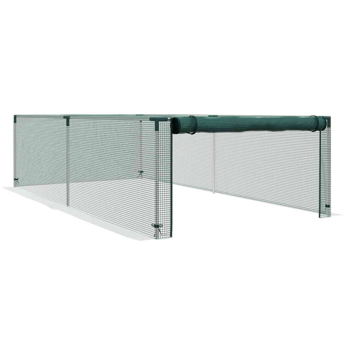 Cage de protection basse à filet vert et ouverture enroulée