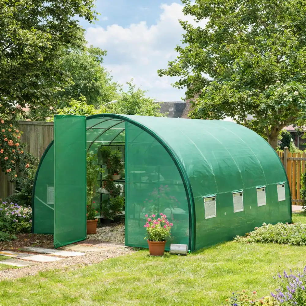 Serre tunnel verte avec porte ouverte dans un jardin