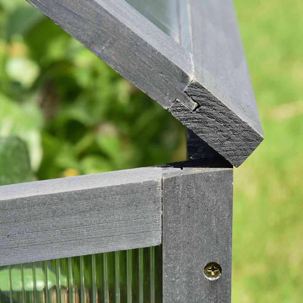 Assemblage d’un angle en bois du châssis de culture gris