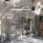 Serre étroite à structure blanche avec plusieurs plantes en pots