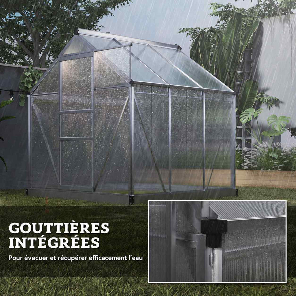 Serre argentée sous la pluie avec gros plan d’une gouttière