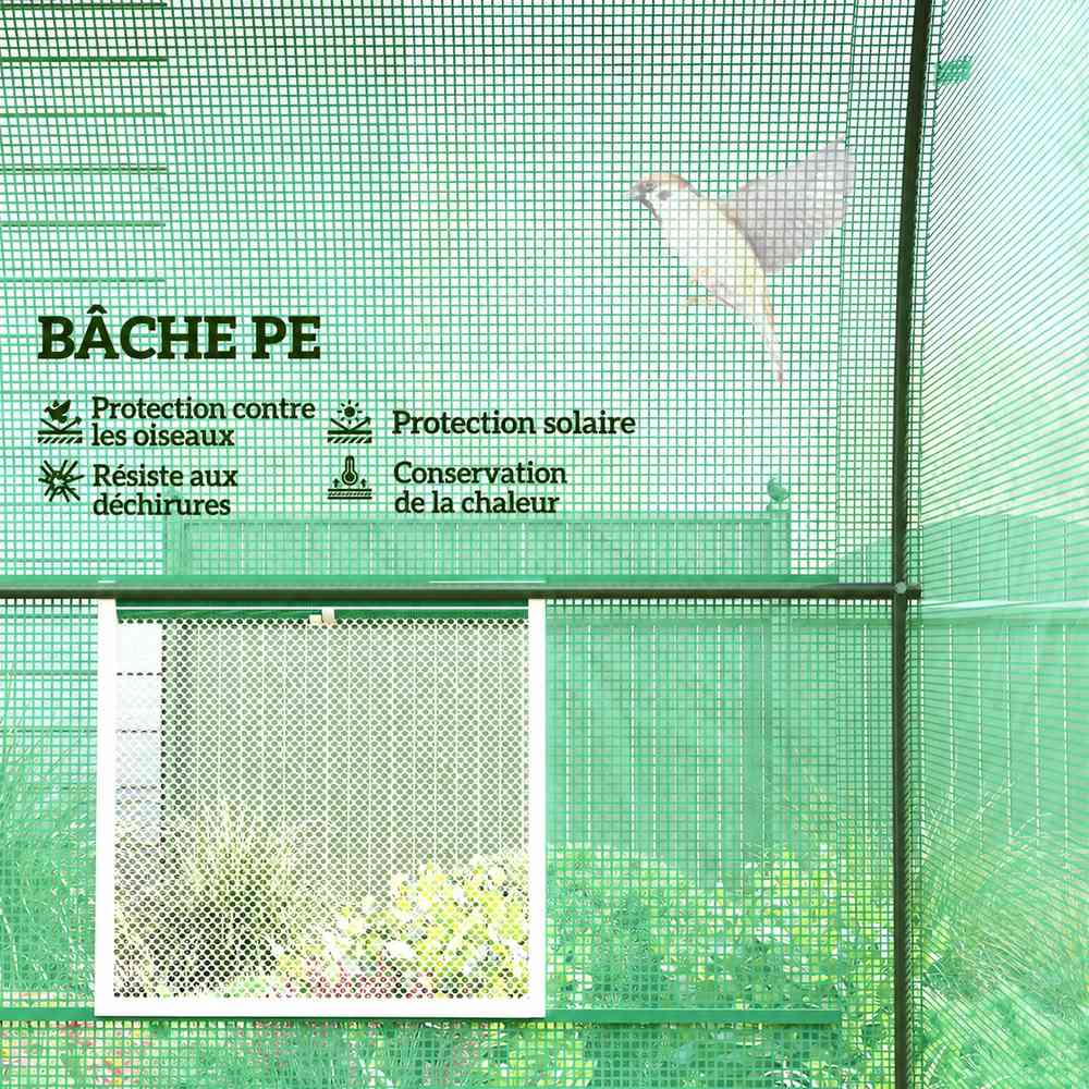 Vue intérieure de la bâche verte et d’une fenêtre moustiquaire de serre
