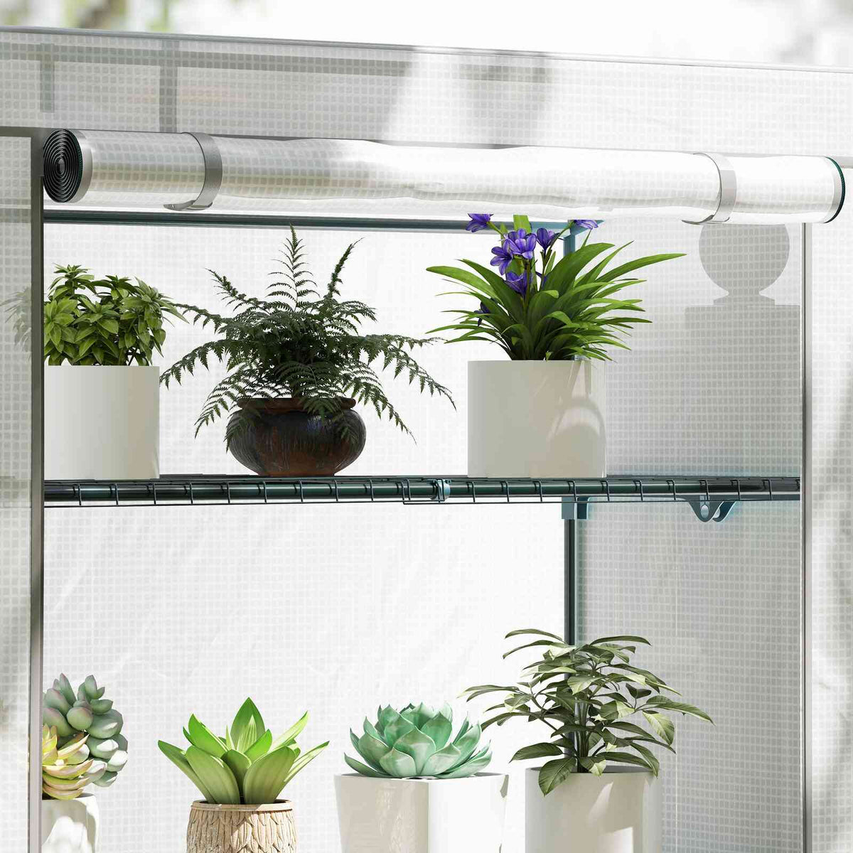 Gros plan sur les plantes et la porte enroulée de la serre de balcon blanche