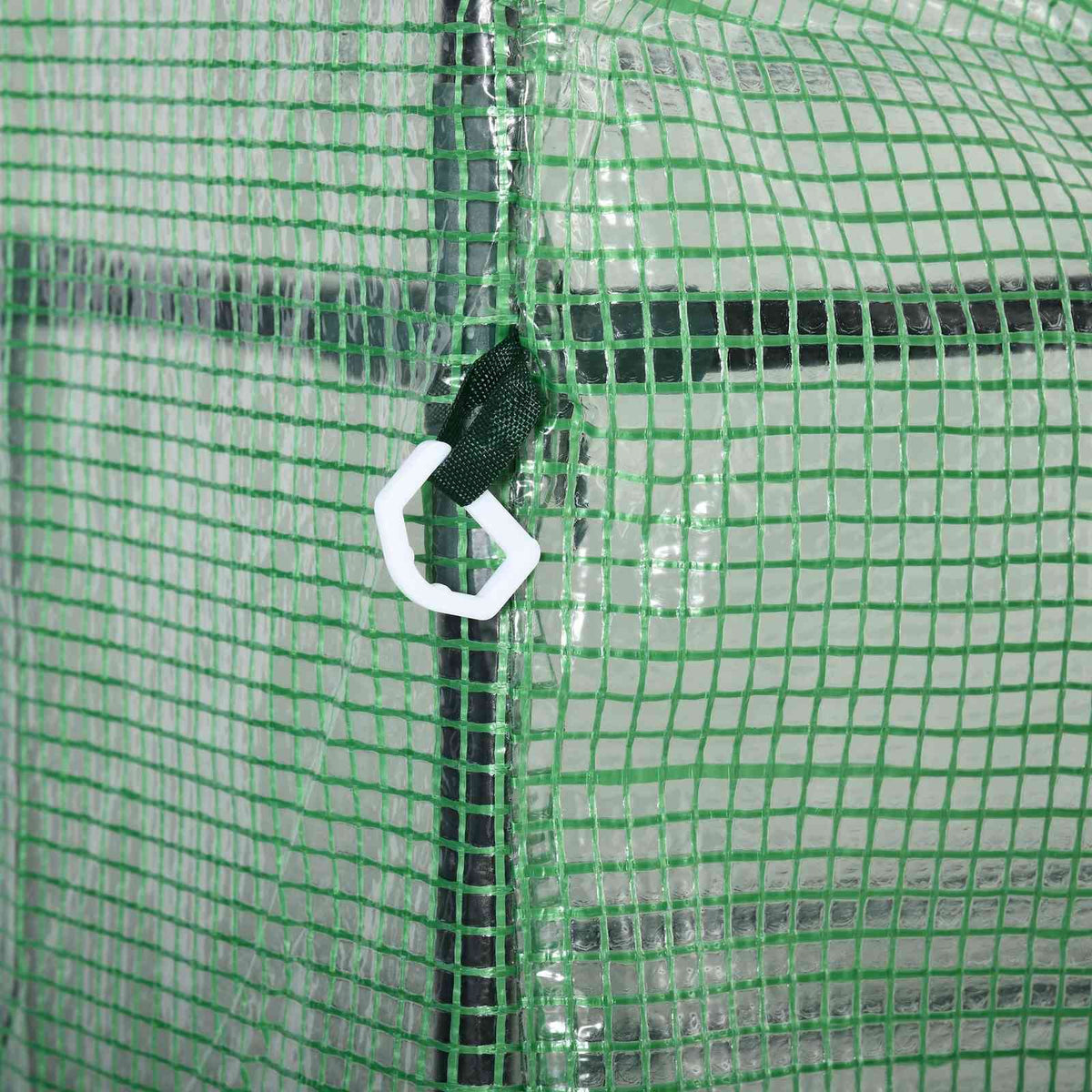 Point d’ancrage avec crochet blanc sur la bâche de la petite serre