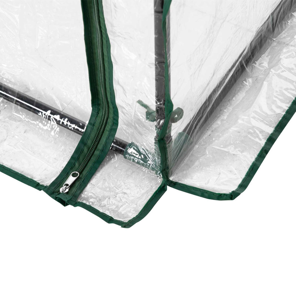 Bas de la porte zippée et angle de la housse transparente de la serre