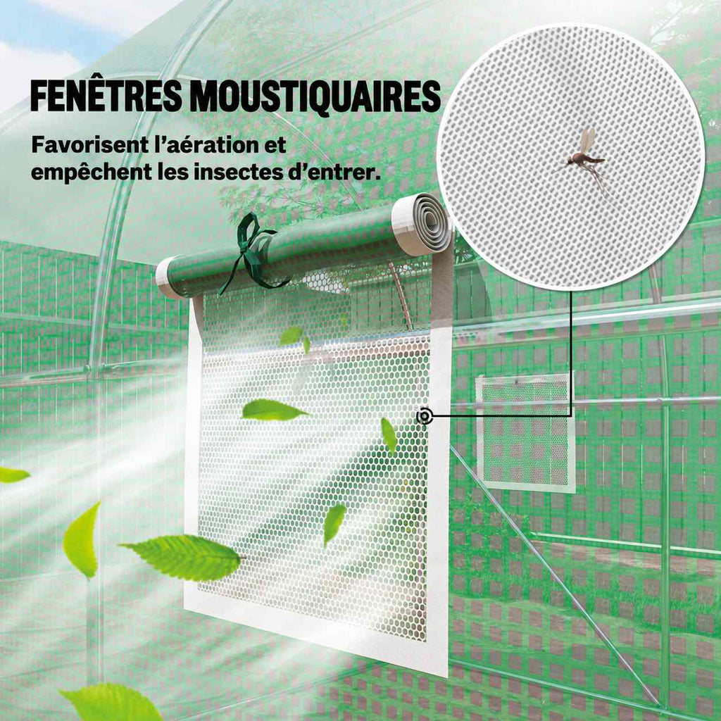 Détail d’une fenêtre à moustiquaire sur la serre tunnel verte