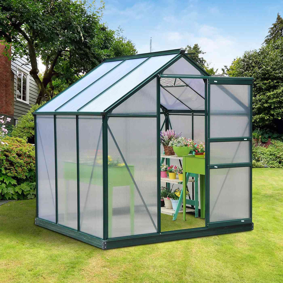 Serre verte au jardin avec table de culture et plantes fleuries
