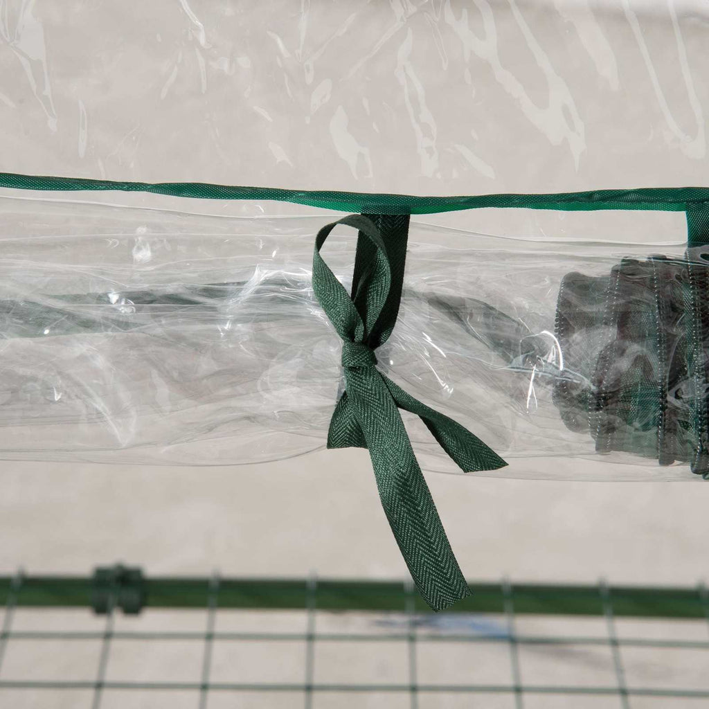 Gros plan d’une attache verte sur la housse transparente