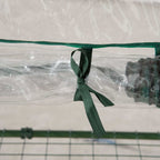 Gros plan d’une attache verte sur la housse transparente